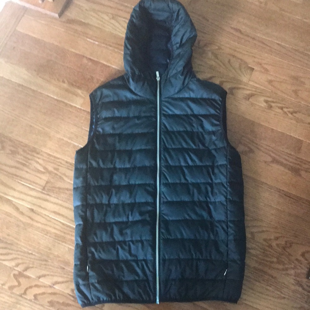 Black hooded sleeveless puffed vest